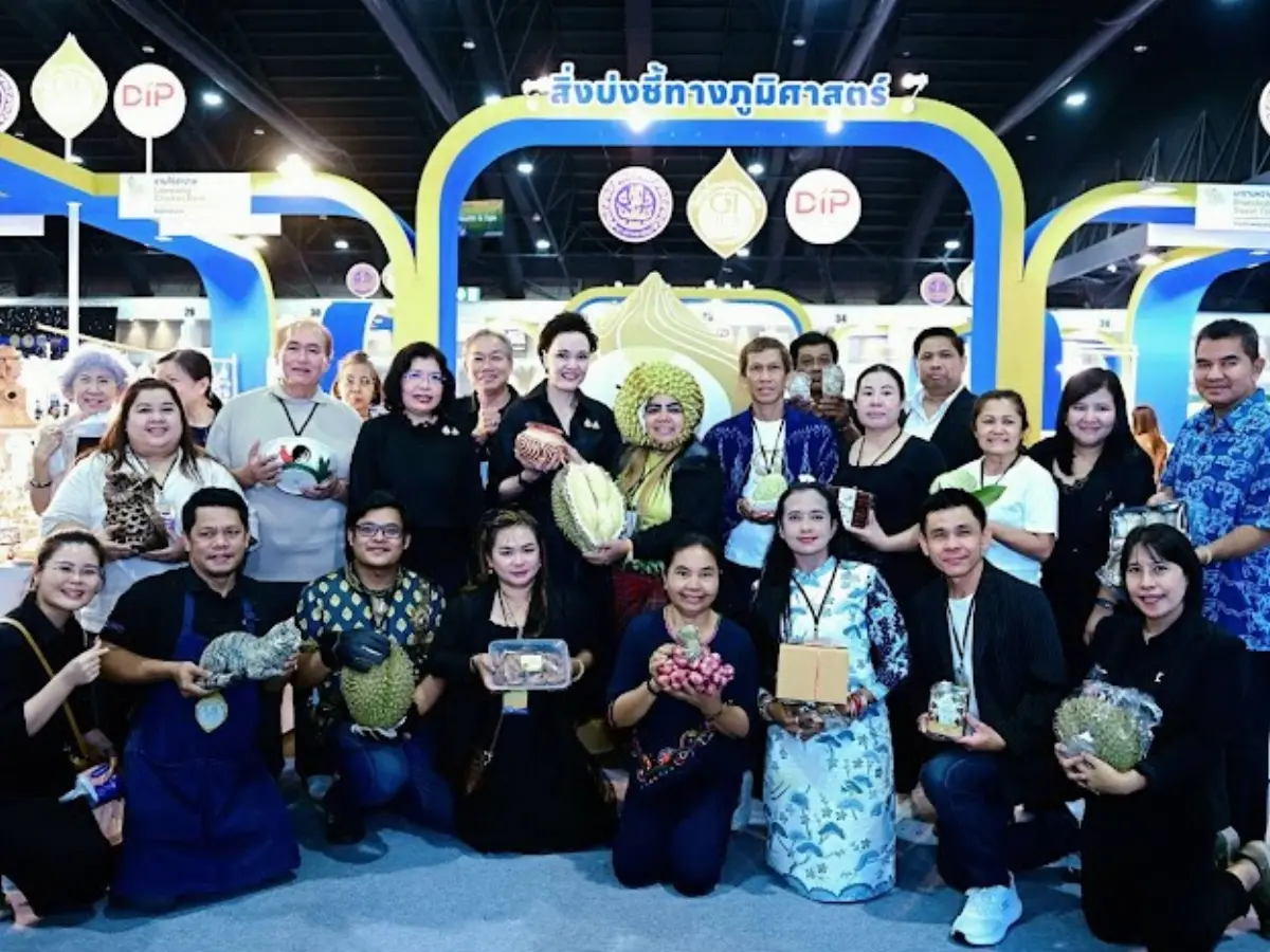 นางอรมน ทรัพย์ทวีธรรม อธิบดีกรมทรัพย์สินทางปัญญา ให้การต้อนรับนางศุภจี สุธรรมพันธุ์ รองนายกรัฐมนตรีและรัฐมนตรีว่าการกระทรวงพาณิชย์ ในโอกาสเยี่ยมชมบูธและให้กำลัง...