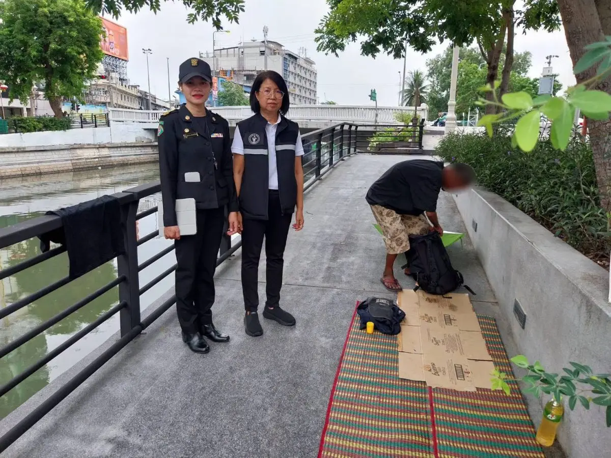 นางพรพัน วัฒนสินธุ์ ผู้อำนวยการเขตบางรัก กทม. เปิดเผยว่า เขตฯ ได้ลงพื้นที่จัดระเบียบคนไร้บ้านบริเวณริมคลองผดุงกรุงเกษม ถนนมหาพฤฒาราม เพื่อดูแลความเป็นระเบียบเรียบร้อยของพื้นที่สาธารณะและให้ความช่วย...