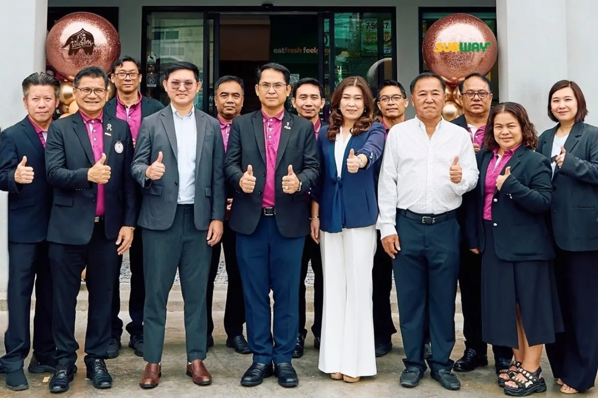 นายอนันต์ รัตนมั่นคง ประธานเจ้าหน้าที่บริหารสายงานปฏิบัติการ บริษัท กาแฟพันธุ์ไทย จำกัด พร้อมด้วย นางสาวเพชรัตน์ อุทัยสาง กรรมการผู้จัดการ บริษัท โกลัค จำกัด ผู้ดำเนินการมาสเตอร์แฟรนไชส์ซับเวย์ในประ...