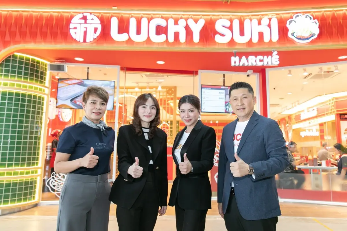 นางสาวดารณี ฉัตรพิริยะพันธ์ (ที่ 2 จากซ้าย) ประธานเจ้าหน้าที่บริหาร บริษัท แอล.พี.เอ็น.ดีเวลลอปเมนท์ จำกัด (มหาชน) ร่วมแสดงความยินดีในโอกาสเปิด Lucky Suki Marché (ลัคกี้สุกี้มาร์เช่) สาขา...