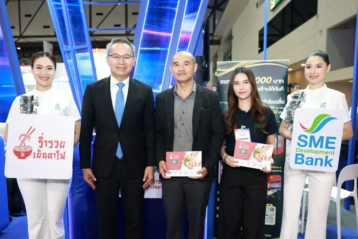 นายพิชิต มิทราวงศ์ กรรมการผู้จัดการ ธนาคารพัฒนาวิสาหกิจขนาดกลางและขนาดย่อมแห่งประเทศไทย (ธพว.) หรือ SME D Bank พร้อมด้วยคณะผู้บริหารและเจ้าหน้าที่ ร่วมเปิดบูธ หมายเลข B1 ให้บริการ “พัฒนาคู่...