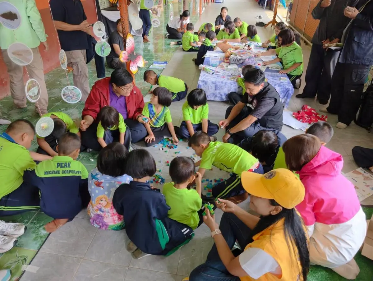 The University of Phayao, represented by Mr. Pichet Thukijit, Director of the Division of Student Affairs, participated in the “Sharing Dreams, Sharing Happiness” volunteer initiative at Ban...