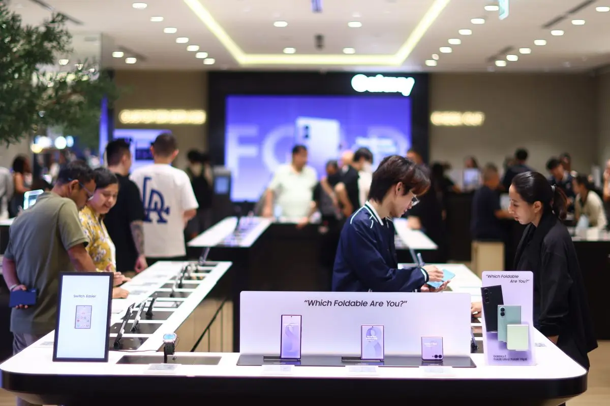Galaxy Z Fold8 และ Fold8 Ultra devices ยอดพรีออร์เดอร์โตขึ้นเกือบ 60% เมื่อเทียบกับรุ่นก่อนหน้า โอกาสสุดท้ายสั่งจองล่วงหน้าภายใน 13 สิงหาคมนี้เท่านั้น ซัมซุง สร้างปรากฏการณ์ยอดพรีออร์เดอร์สูงสุด...