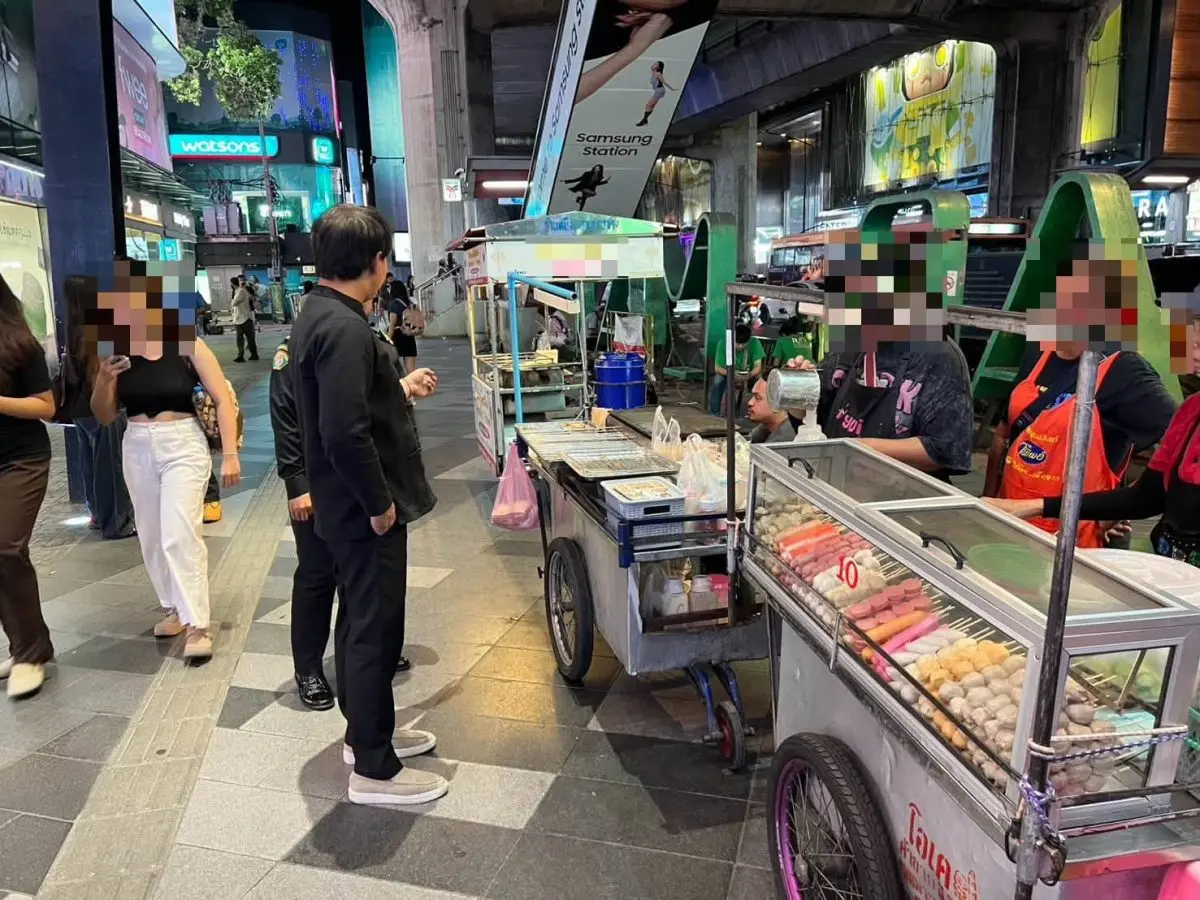 ดร.นรเทพ ชูพูล ผู้อำนวยการเขตปทุมวัน กทม. เปิดเผยถึงความคืบหน้าการจัดระเบียบหาบเร่แผงลอยบริเวณเซ็นเตอร์พอยส์ สยามสแควร์ เขตปทุมวันว่า สำนักงานเขตฯ ได้ลงพื้นที่กวดขันผู้ค้าหาบเร่แผงลอยบริ...