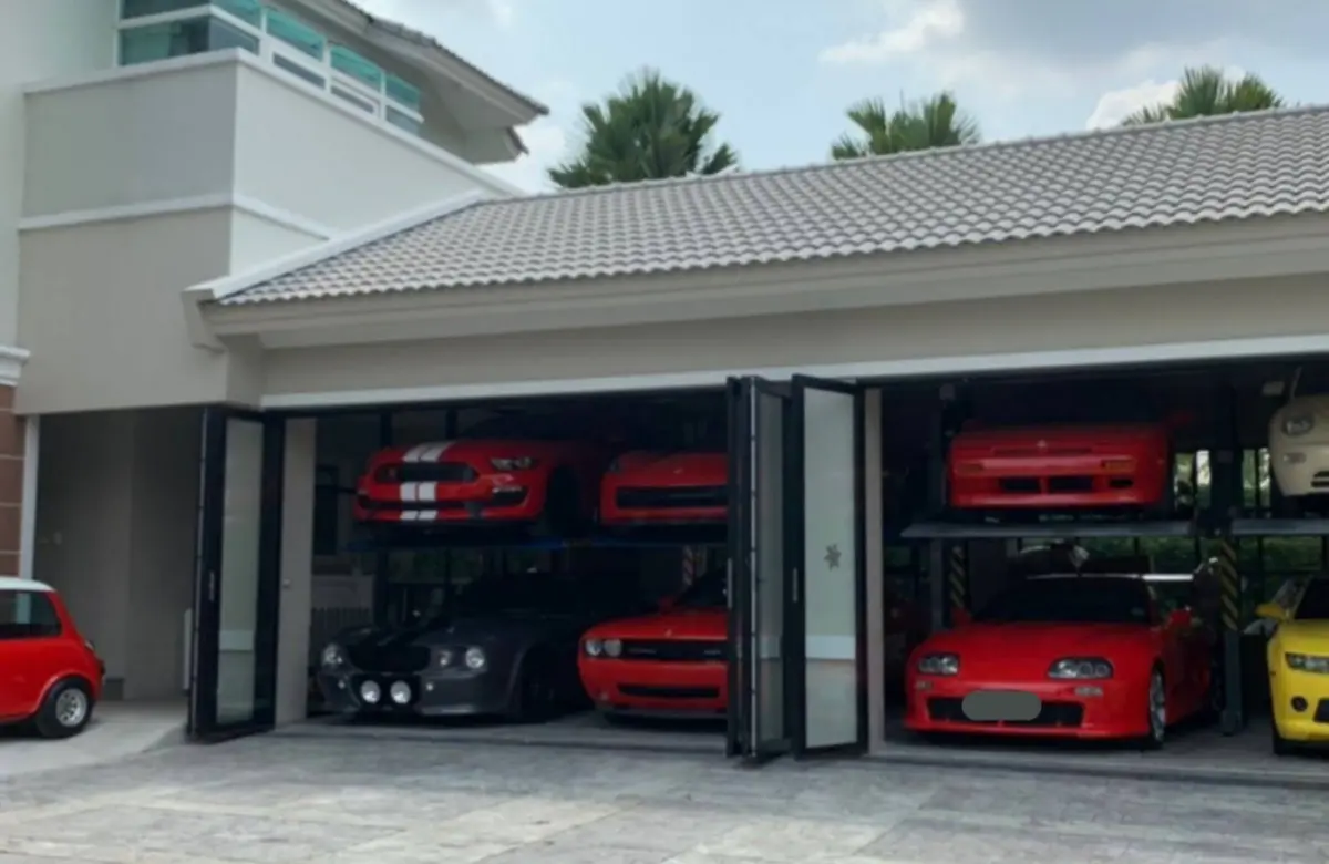 การเผชิญปัญหาพื้นที่บ้านจำกัดจนไม่มีที่จอดรถที่เพียงพอ หรือความยุ่งยากในการคอยเลื่อนรถเข้าออกขวางทางกัน เป็นเรื่องที่สร้างความลำบากใจให้กับเจ้าของบ้านและสถาปนิกในการออก...