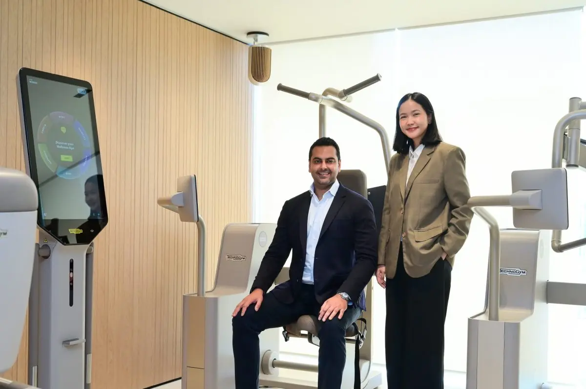 นายเควิน กัมบีร์ (ซ้าย) ประธานเจ้าหน้าที่บริหาร (CEO) พร้อมด้วย นางสาวพัทธ์ธีรา จันทจร (ขวา) ประธานเจ้าหน้าที่การเงิน (CFO) บริษัท ยูโร ครีเอชั่นส์ จำกัด (มหาชน) (EURO) ถ่ายภาพร่วมกันภายหลังการนำ...