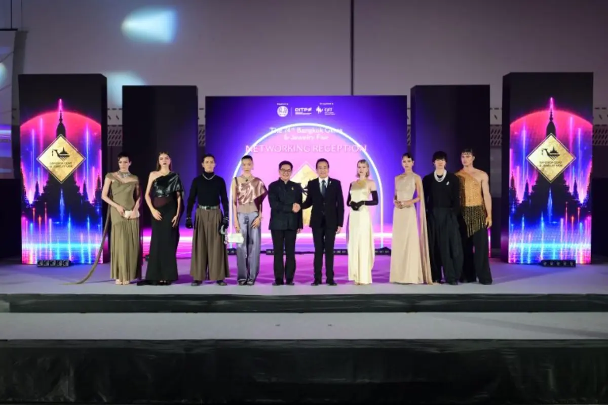 นายสุรินทร สุนทรสนาน รองอธิบดีกรมส่งเสริมการค้าระหว่างประเทศ (DITP) ในฐานะผู้จัดหลัก และนายสุเมธ ประสงค์พงษ์ชัย ผู้อำนวยการสถาบันวิจัยและพัฒนาอัญมณีและเครื่องประดับแห่งชาติ (GIT)...