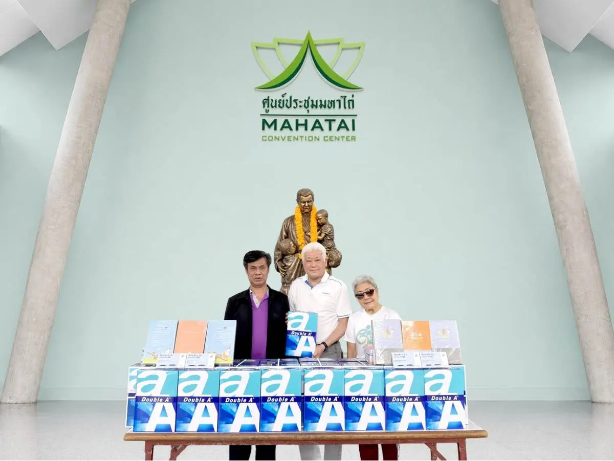 นายชาญวิทย์ จารุสมบัติ กรรมการและรองกรรมการผู้จัดการใหญ่ ด้านการสื่อสารและภาพลักษณ์ บริษัท ดั๊บเบิ้ล เอ (1991) จำกัด (มหาชน) เป็นผู้แทน มอบอุปกรณ์การเรียนและเครื่องเขียน “ดั๊บ...