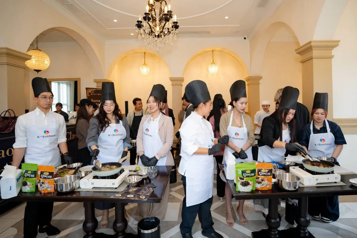 จัดงาน K-Seafood Cooking Class in Laos 2026 ณ กรุงเวียงจันทน์อย่างประสบความสำเร็จ สาธิตการปรุงอาหารจากหอยเป๋าฮื้อ ออมุก(ลูกชิ้นปลาเกาหลี) และสาหร่ายโรยข้าวจากเกาหลีร่วมกับเชฟโรง...