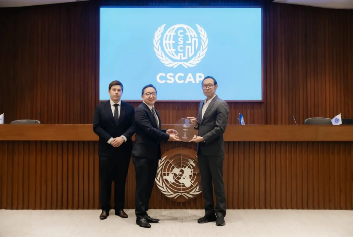 นายอดิศักดิ์ รักอริยะพงศ์ (ขวา) ประธานกรรมการบริหารและประธานคณะทำงานด้านความยั่งยืน บริษัท เซ็ปเป้ จำกัด (มหาชน) หรือ SAPPE เข้ารับรางวัล “Climate Action Leadership 2026” จาก ดร.ธิราช รุ่ง...
