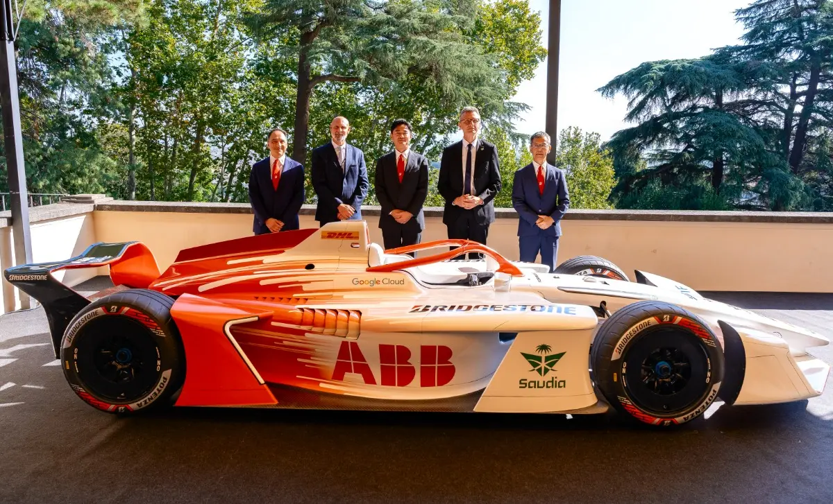 Supporting the fastest and most powerful car in Formula E history with innovative POTENZA GEN 4 (From left) Emilio Tiberio (WEST CTO, Bridgestone), Jeff Dodds (CEO, Formula E), Yasuhiro...